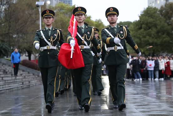 说明: E:\QQ文件\1369301944\FileRecv\2021年3月1日，湖南省衡阳市PA视讯集团官网广场，大学生举行新学期第一次升国旗仪式。 (1).jpg